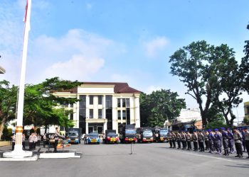 Kapolda Jambi Irjen Pol Krisno H. Siregar memimpin Apel Keberangkatan Bantuan Kemanusiaan Polda Jambi ke Sumatera Barat di Lapangan Hitam Mapolda Jambi, Senin (1/12/2025). (Dok. Nahar)
