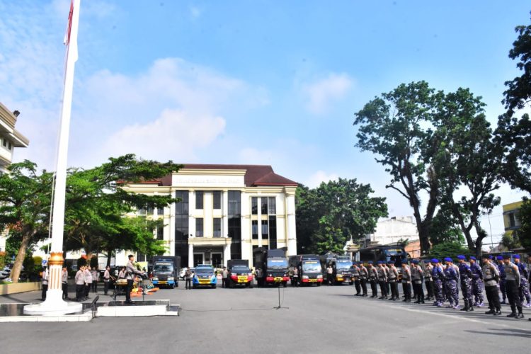Kapolda Jambi Irjen Pol Krisno H. Siregar memimpin Apel Keberangkatan Bantuan Kemanusiaan Polda Jambi ke Sumatera Barat di Lapangan Hitam Mapolda Jambi, Senin (1/12/2025). (Dok. Nahar)