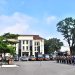 Kapolda Jambi Irjen Pol Krisno H. Siregar memimpin Apel Keberangkatan Bantuan Kemanusiaan Polda Jambi ke Sumatera Barat di Lapangan Hitam Mapolda Jambi, Senin (1/12/2025). (Dok. Nahar)