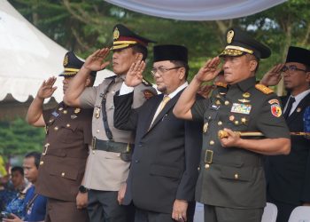 Danrem 042/Gapu Brigjen TNI Heri Purwanto bersama Forkopimda Provinsi Jambi memberikan penghormatan saat upacara HUT Ke-54 Korpri di Lapangan Kantor Gubernur Jambi, Jumat (29/11/2025). (Dok. Nahar)