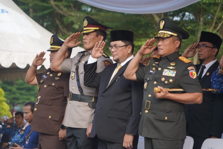 Danrem 042/Gapu Brigjen TNI Heri Purwanto bersama Forkopimda Provinsi Jambi memberikan penghormatan saat upacara HUT Ke-54 Korpri di Lapangan Kantor Gubernur Jambi, Jumat (29/11/2025). (Dok. Nahar)