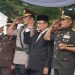 Danrem 042/Gapu Brigjen TNI Heri Purwanto bersama Forkopimda Provinsi Jambi memberikan penghormatan saat upacara HUT Ke-54 Korpri di Lapangan Kantor Gubernur Jambi, Jumat (29/11/2025). (Dok. Nahar)