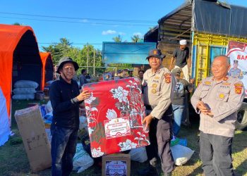 Petugas Polda Jambi menyerahkan bantuan kemanusiaan kepada posko penanganan banjir bandang di Nagari Batu Taba, Kecamatan Batipuah Selatan, Kabupaten Tanah Datar, Sumatera Barat, Senin (1/12/2025). (Dok. Humas)