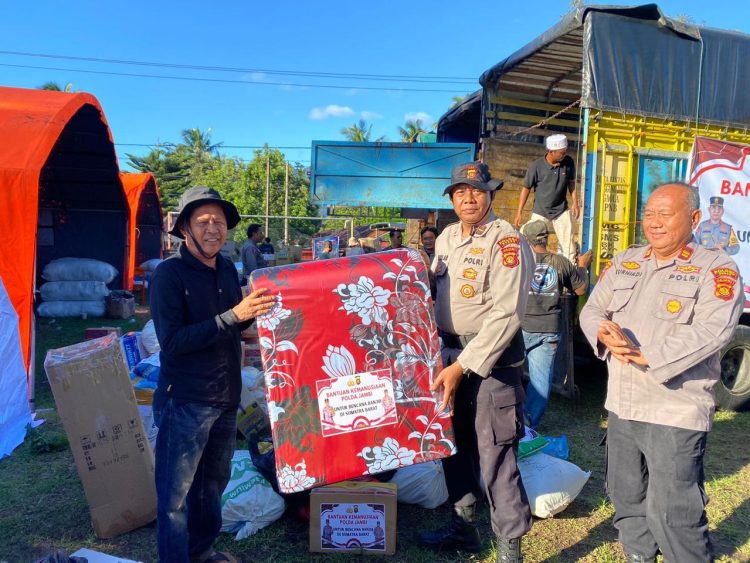 Petugas Polda Jambi menyerahkan bantuan kemanusiaan kepada posko penanganan banjir bandang di Nagari Batu Taba, Kecamatan Batipuah Selatan, Kabupaten Tanah Datar, Sumatera Barat, Senin (1/12/2025). (Dok. Humas)
