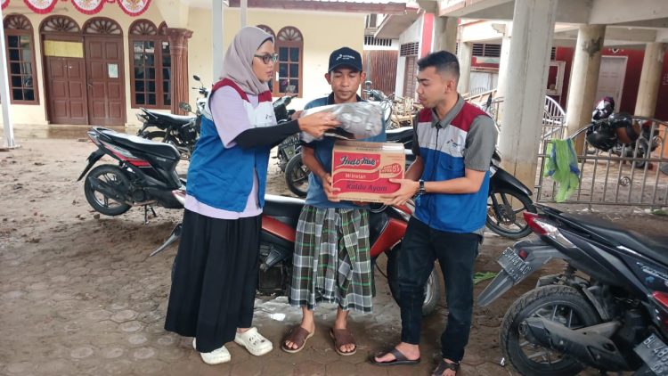 Relawan PHR Zona 1 menyerahkan bantuan logistik kepada warga terdampak banjir di Aceh sebagai bagian dari penyaluran bantuan darurat perusahaan (Dok. FJM)