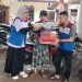 Relawan PHR Zona 1 menyerahkan bantuan logistik kepada warga terdampak banjir di Aceh sebagai bagian dari penyaluran bantuan darurat perusahaan (Dok. FJM)
