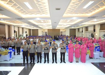 Para pejabat Polda Jambi, personel Ditpolairud, dan pengurus Bhayangkari mengikuti syukuran HUT ke-75 Polairud di Aula Gedung Siginjai Mapolda Jambi, Senin (1/12/2025). (Dok. Humas Polda)