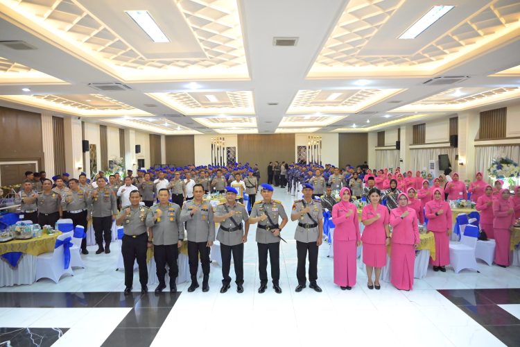 Para pejabat Polda Jambi, personel Ditpolairud, dan pengurus Bhayangkari mengikuti syukuran HUT ke-75 Polairud di Aula Gedung Siginjai Mapolda Jambi, Senin (1/12/2025). (Dok. Humas Polda)