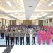 Para pejabat Polda Jambi, personel Ditpolairud, dan pengurus Bhayangkari mengikuti syukuran HUT ke-75 Polairud di Aula Gedung Siginjai Mapolda Jambi, Senin (1/12/2025). (Dok. Humas Polda)