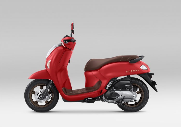 New Honda Scoopy varian warna terbaru ditampilkan sebagai bagian dari penyegaran model 2025 yang mengusung konsep retro-modern, Senin (1/12/2025). (Dok Sinsen)
