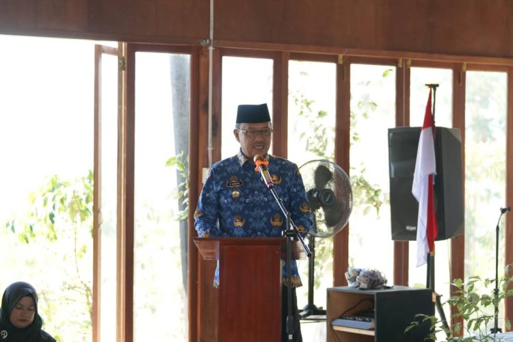 Wakil Bupati Kerinci H. Murison membuka Pelatihan Guru TPQ/TPSQ Tahun 2025 di Vila Welloza, Siulak, Senin (1/12/2025). (Dok. Deko)