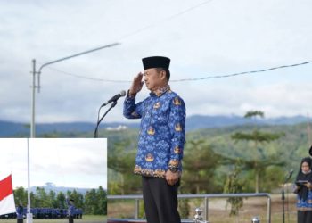 Wakil Bupati Kerinci, H. Murison, memimpin upacara peringatan HUT Ke-54 KORPRI di Lapangan Kantor Bupati Kerinci, Bukit Tengah, Senin (1/12/2025). (Dok. Deko)