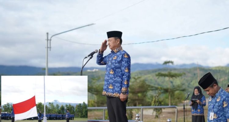 Wakil Bupati Kerinci, H. Murison, memimpin upacara peringatan HUT Ke-54 KORPRI di Lapangan Kantor Bupati Kerinci, Bukit Tengah, Senin (1/12/2025). (Dok. Deko)