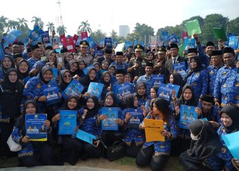 Ribuan PPPK paruh waktu foto bersama seusai menerima SK pengangkatan yang diserahkan Gubernur Jambi Al Haris pada Upacara HUT Ke-54 KORPRI di Lapangan Kantor Gubernur Jambi, Senin (1/12/2025). (Dok. Stepanus)