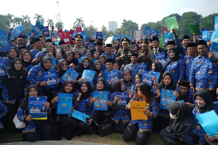 Ribuan PPPK paruh waktu foto bersama seusai menerima SK pengangkatan yang diserahkan Gubernur Jambi Al Haris pada Upacara HUT Ke-54 KORPRI di Lapangan Kantor Gubernur Jambi, Senin (1/12/2025). (Dok. Stepanus)