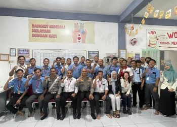 Petugas Ditlantas Polda Jambi bersama manajemen dan karyawan PT Yakult Jambi usai kegiatan sosialisasi keselamatan berkendara di Aula Kantor PT Yakult, Senin (1/12/2025). (Dok. Nahar)