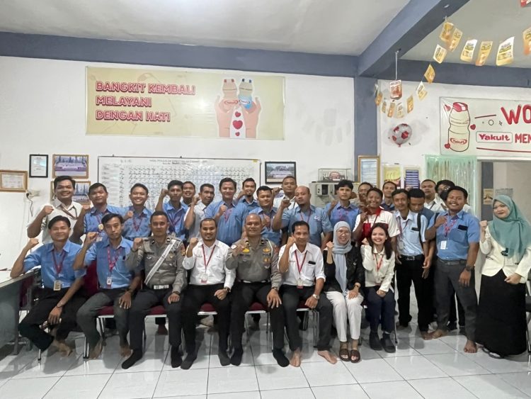 Petugas Ditlantas Polda Jambi bersama manajemen dan karyawan PT Yakult Jambi usai kegiatan sosialisasi keselamatan berkendara di Aula Kantor PT Yakult, Senin (1/12/2025). (Dok. Nahar)