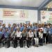 Petugas Ditlantas Polda Jambi bersama manajemen dan karyawan PT Yakult Jambi usai kegiatan sosialisasi keselamatan berkendara di Aula Kantor PT Yakult, Senin (1/12/2025). (Dok. Nahar)