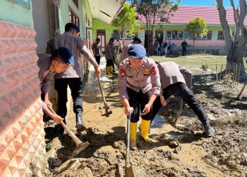 Personel Satbrimob Polda Jambi membersihkan lumpur dan material banjir di SDN 109 Lubuk Suli, Kerinci (Dok. Humas)