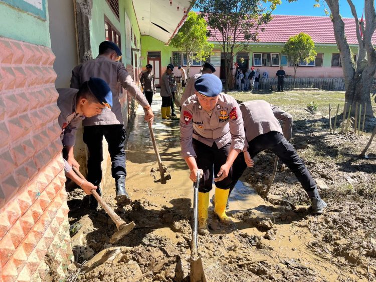 Personel Satbrimob Polda Jambi membersihkan lumpur dan material banjir di SDN 109 Lubuk Suli, Kerinci (Dok. Humas)