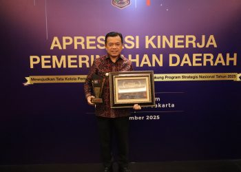 Gubernur Jambi Al Haris menerima Apresiasi Kinerja Pemerintah Daerah 2025 di Jakarta atas keberhasilan Pemprov Jambi dalam mempercepat program strategis nasional sektor penyerapan tenaga kerja. (Dok. Erit - Kominfo)