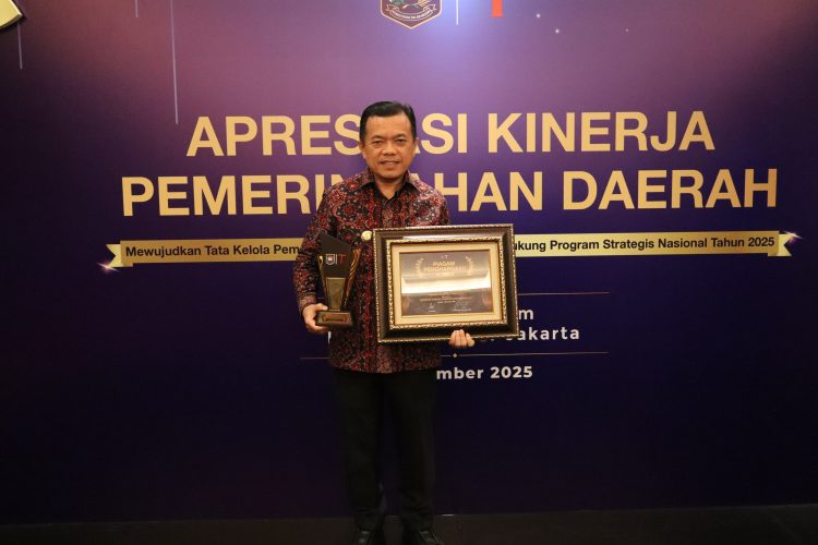 Gubernur Jambi Al Haris menerima Apresiasi Kinerja Pemerintah Daerah 2025 di Jakarta atas keberhasilan Pemprov Jambi dalam mempercepat program strategis nasional sektor penyerapan tenaga kerja. (Dok. Erit - Kominfo)