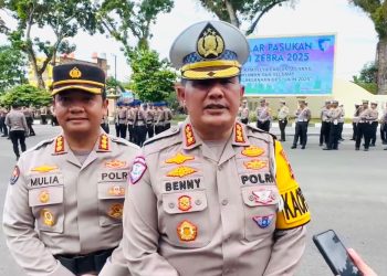 Dirlantas Polda Jambi Kombes Pol Adi Benny Cahyono didampingi Kasatlantas memberikan keterangan usai apel gelar pasukan Operasi Zebra 2025, yang turut menekankan pencegahan balap liar di wilayah Jambi. (Dok. Nahar)