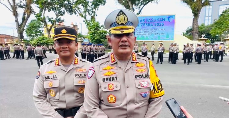 Dirlantas Polda Jambi Kombes Pol Adi Benny Cahyono didampingi Kasatlantas memberikan keterangan usai apel gelar pasukan Operasi Zebra 2025, yang turut menekankan pencegahan balap liar di wilayah Jambi. (Dok. Nahar)