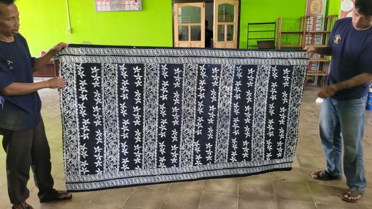 Warga Binaan Lapas Kelas IIA Jambi memperlihatkan hasil karya batik yang dibuat dalam program pembinaan kemandirian di workshop pembinaan.(Dok. Daus)