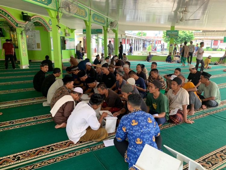 Warga Binaan Pemasyarakatan (WBP) Lapas Kelas IIA Jambi mengikuti kegiatan belajar mengaji di Masjid At-Taubah sebagai bagian dari pembinaan keagamaan, Selasa (2/12/2025). (Dok, Deki)