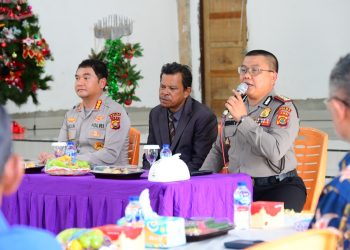 Pejabat Polda Jambi berdialog dengan pemuka Gereja Kristen Protestan Simalungun (GKPS) Jambi dalam kegiatan silaturahmi membahas situasi kamtibmas dan penguatan sinergi di Gereja GKPS Bagan Pete, Selasa (2/12/2025). (Dok. Humas Polda)