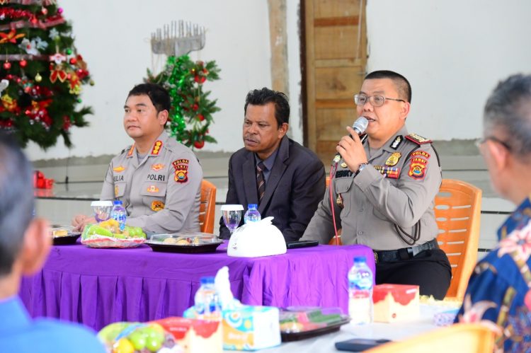 Pejabat Polda Jambi berdialog dengan pemuka Gereja Kristen Protestan Simalungun (GKPS) Jambi dalam kegiatan silaturahmi membahas situasi kamtibmas dan penguatan sinergi di Gereja GKPS Bagan Pete, Selasa (2/12/2025). (Dok. Humas Polda)
