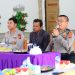 Pejabat Polda Jambi berdialog dengan pemuka Gereja Kristen Protestan Simalungun (GKPS) Jambi dalam kegiatan silaturahmi membahas situasi kamtibmas dan penguatan sinergi di Gereja GKPS Bagan Pete, Selasa (2/12/2025). (Dok. Humas Polda)