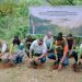 Perwakilan Yayasan AHM, pemerintah daerah, dan masyarakat melakukan penanaman bibit pohon di Kawasan Hutan Petungkriyono, Pekalongan, dalam rangka peluncuran Program Konservasi Owa Jawa “Titian Lestari”, Sabtu (29/11/2025). (Dok. Sinsen)