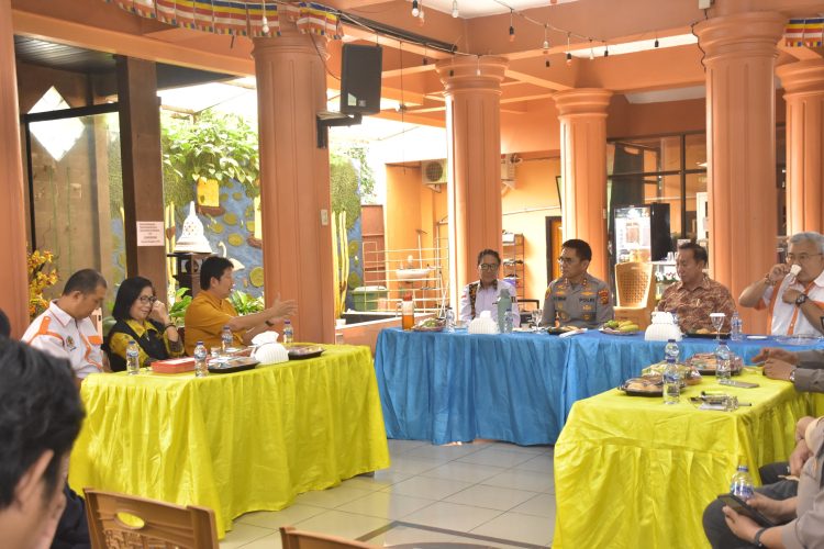 Suasana silaturahmi Kapolda Jambi bersama para pemuka agama Buddha di Vihara Jaya Manggala, Lebak Bandung, Selasa (2/11/2025). (Dok. Nahar)