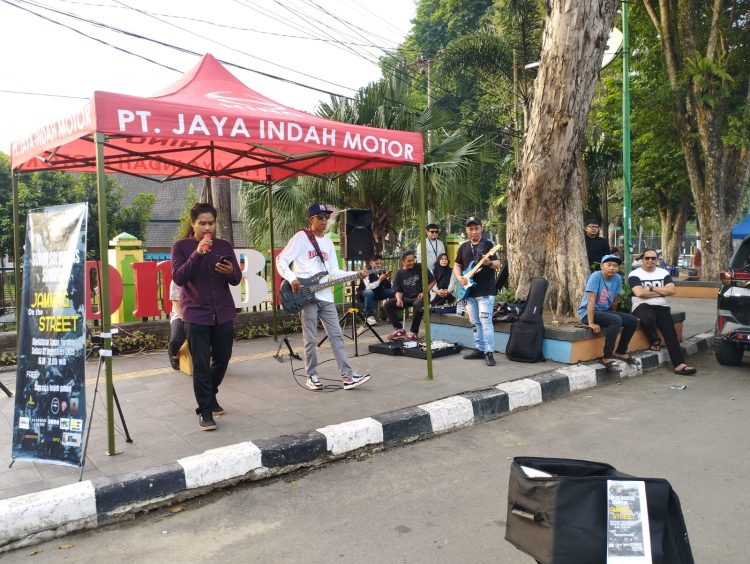 Sejumlah musisi dari Forum Musisi Jambi (FMJ) tampil dalam aksi “Suara Solidaritas Sumatera: Jamming on the Street” di Bundaran Tugu Keris, Kota Jambi, Selasa (2/12/2025). (Dok Stepanus)