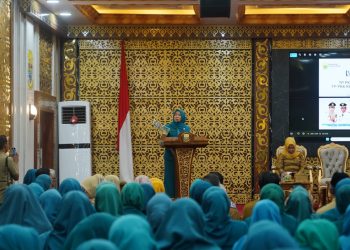 Ketua TP PKK Provinsi Jambi, Hesti Haris, menyampaikan arahan kepada kader PKK kecamatan pada Rapat Konsultasi di Ruang Pola Kantor Gubernur Jambi, Selasa (2/12/2025). (Dok. Daus)