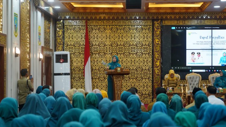 Ketua TP PKK Provinsi Jambi, Hesti Haris, menyampaikan arahan kepada kader PKK kecamatan pada Rapat Konsultasi di Ruang Pola Kantor Gubernur Jambi, Selasa (2/12/2025). (Dok. Daus)