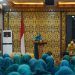 Ketua TP PKK Provinsi Jambi, Hesti Haris, menyampaikan arahan kepada kader PKK kecamatan pada Rapat Konsultasi di Ruang Pola Kantor Gubernur Jambi, Selasa (2/12/2025). (Dok. Daus)