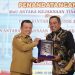 Gubernur Jambi Al Haris dan perwakilan Kejaksaan Tinggi Jambi bertukar cenderamata usai penandatanganan MoU pelaksanaan pidana kerja sosial di Auditorium Rumah Dinas Gubernur Jambi, Selasa (2/12/2025). (Dok. Daus)