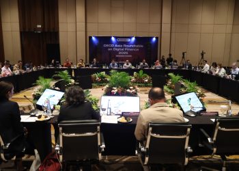 Para peserta OECD Asia Roundtable on Digital Finance 2025 mengikuti sesi diskusi hari kedua yang digelar OJK bersama OECD di Bali, Selasa (2/12/2025). (Dok. Humas OJK)
