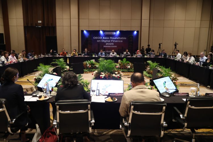 Para peserta OECD Asia Roundtable on Digital Finance 2025 mengikuti sesi diskusi hari kedua yang digelar OJK bersama OECD di Bali, Selasa (2/12/2025). (Dok. Humas OJK)