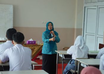 Ketua TP-PKK Provinsi Jambi Hesti Haris menyampaikan materi dalam sosialisasi Gerakan 30 Menit Bisa Baca Al-Qur’an kepada siswa SMA Adhyaksa 1 Kota Jambi. (Dok. Daus)