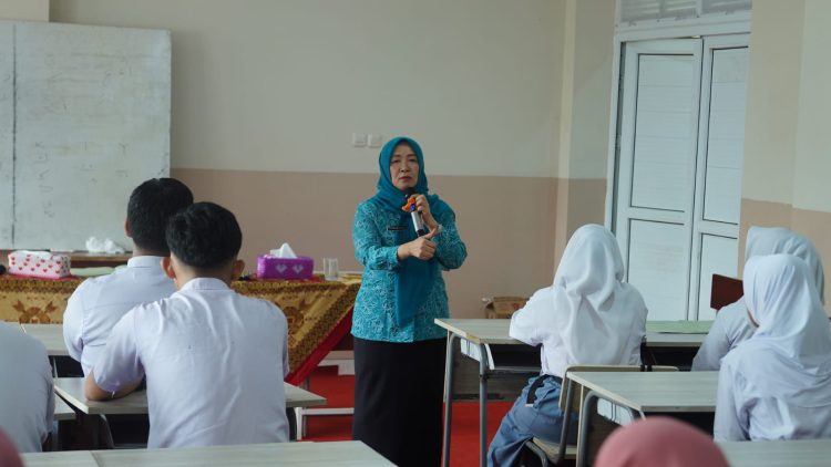 Ketua TP-PKK Provinsi Jambi Hesti Haris menyampaikan materi dalam sosialisasi Gerakan 30 Menit Bisa Baca Al-Qur’an kepada siswa SMA Adhyaksa 1 Kota Jambi. (Dok. Daus)