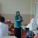 Ketua TP-PKK Provinsi Jambi Hesti Haris menyampaikan materi dalam sosialisasi Gerakan 30 Menit Bisa Baca Al-Qur’an kepada siswa SMA Adhyaksa 1 Kota Jambi. (Dok. Daus)