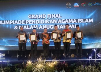 Para penerima penghargaan berpose bersama usai penyerahan Anugerah Tanda Cinta Pendidikan Agama Islam (PAI) 2025 pada Grand Final Olimpiade PAI dan Malam Anugerah PAI di Mercure Convention Center Ancol, Jakarta (Dok. Erit - Kominfo).