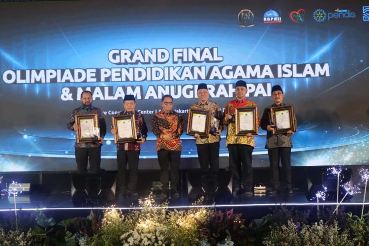 Para penerima penghargaan berpose bersama usai penyerahan Anugerah Tanda Cinta Pendidikan Agama Islam (PAI) 2025 pada Grand Final Olimpiade PAI dan Malam Anugerah PAI di Mercure Convention Center Ancol, Jakarta (Dok. Erit - Kominfo).