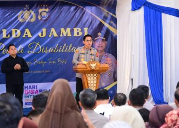 Kapolda Jambi Irjen Pol Krisno H. Siregar menyampaikan sambutan dalam kegiatan Polda Jambi Peduli Disabilitas yang digelar di SLB Negeri Prof. Dr. Sri Soedewi Masjchun Sofwan, Kota Jambi, Rabu (3/12/2025). (Dok. Nahar)