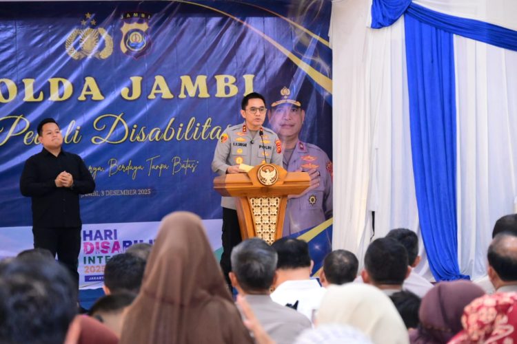 Kapolda Jambi Irjen Pol Krisno H. Siregar menyampaikan sambutan dalam kegiatan Polda Jambi Peduli Disabilitas yang digelar di SLB Negeri Prof. Dr. Sri Soedewi Masjchun Sofwan, Kota Jambi, Rabu (3/12/2025). (Dok. Nahar)
