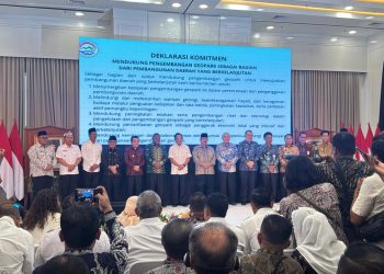 Para kepala daerah bersama Menteri PPN/Kepala Bappenas Rachmat Pambudy saat membacakan Deklarasi Komitmen Pengembangan Geopark pada Indonesia’s Geopark Leader Forum di Jakarta, Rabu (3/12/2025). (Dok. Erit - Kominfo)